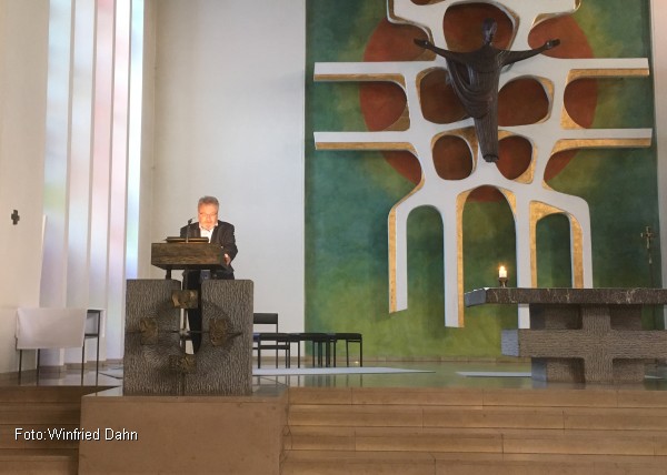 Bürgermeister Thomas Hermann hält das Grußwort der Landeshauptstadt Hannover (Foto: Winfried Dahn)